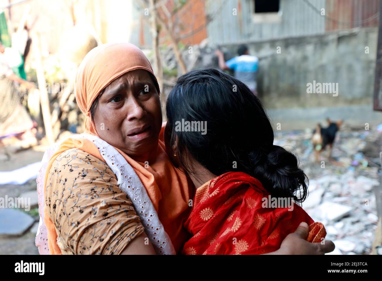 Dhaka, Bangladesch - 21. Februar 2021: Am Sonntagnachmittag brach im Slum der Comilla Patti im Maniknagar der Hauptstadt ein Feuer aus, das den größten Teil davon auslöste Stockfoto