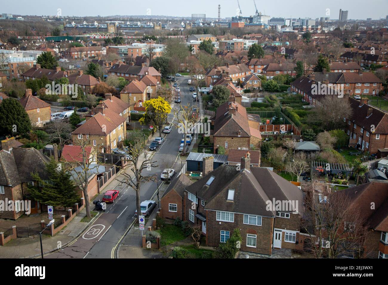 Aerall Ansicht der Wohnungen in Acton, einem West London weitläufigen Vorort. Mit zahlreichen Doppelhaushälften mit Gärten. Stockfoto
