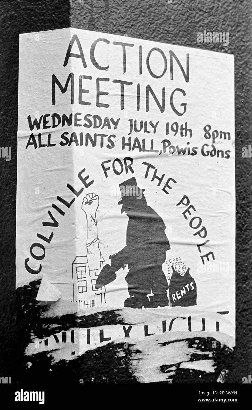 Großbritannien, West London, Notting Hill, 1973. Heruntergekommene und heruntergekommene, große, vierstöckige Häuser werden langsam restauriert und neu dekoriert. Dieses Fliegenplakat sagt 'Action Meeting - Colville für die Leute', um über die Mieterhöhungen zu sprechen. Stockfoto