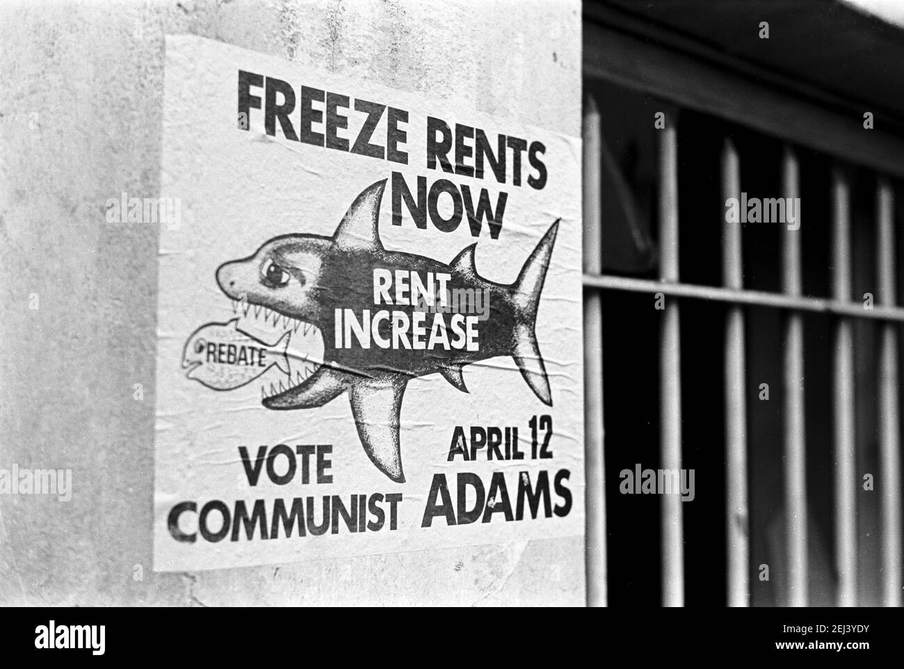 Großbritannien, West London, Notting Hill, 1973. Heruntergekommene und heruntergekommene, große, vierstöckige Häuser werden langsam restauriert und neu dekoriert. Dieses Poster sagt 'Freeze Rents Now - Vote Communist'. Stockfoto
