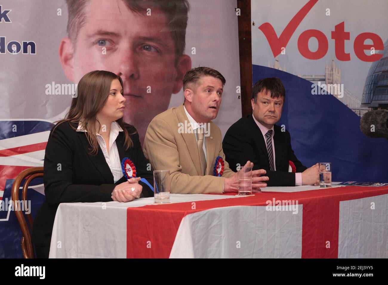 L-R Emma Louise Colgate, Richard, Barnbrook BNP London Mayoral Candidate und Leader der Opposition gegen Barking und Dagenham Borough Council und Bob Bailey, BNP Councilor (Barking und Dagenham Borough Council), der die bevorstehenden GLA-Wahlen ansteht. Auf den Pressekonferenzen zur Einleitung der Kampagne der British Nationalist Party (BNP) für die Wahlen 2008 zum Londoner Mayoral und zur Great London Authority (GLA). The Eastbrook Public House, 835 Dagenham Road, London, Großbritannien. 12 April 2008 Stockfoto