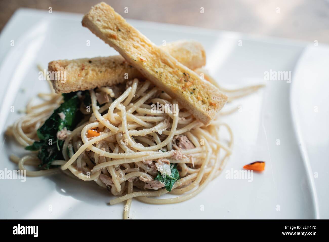 Ein Spaghettigericht mit Brot auf einem weißen Teller Die Tabelle Stockfoto