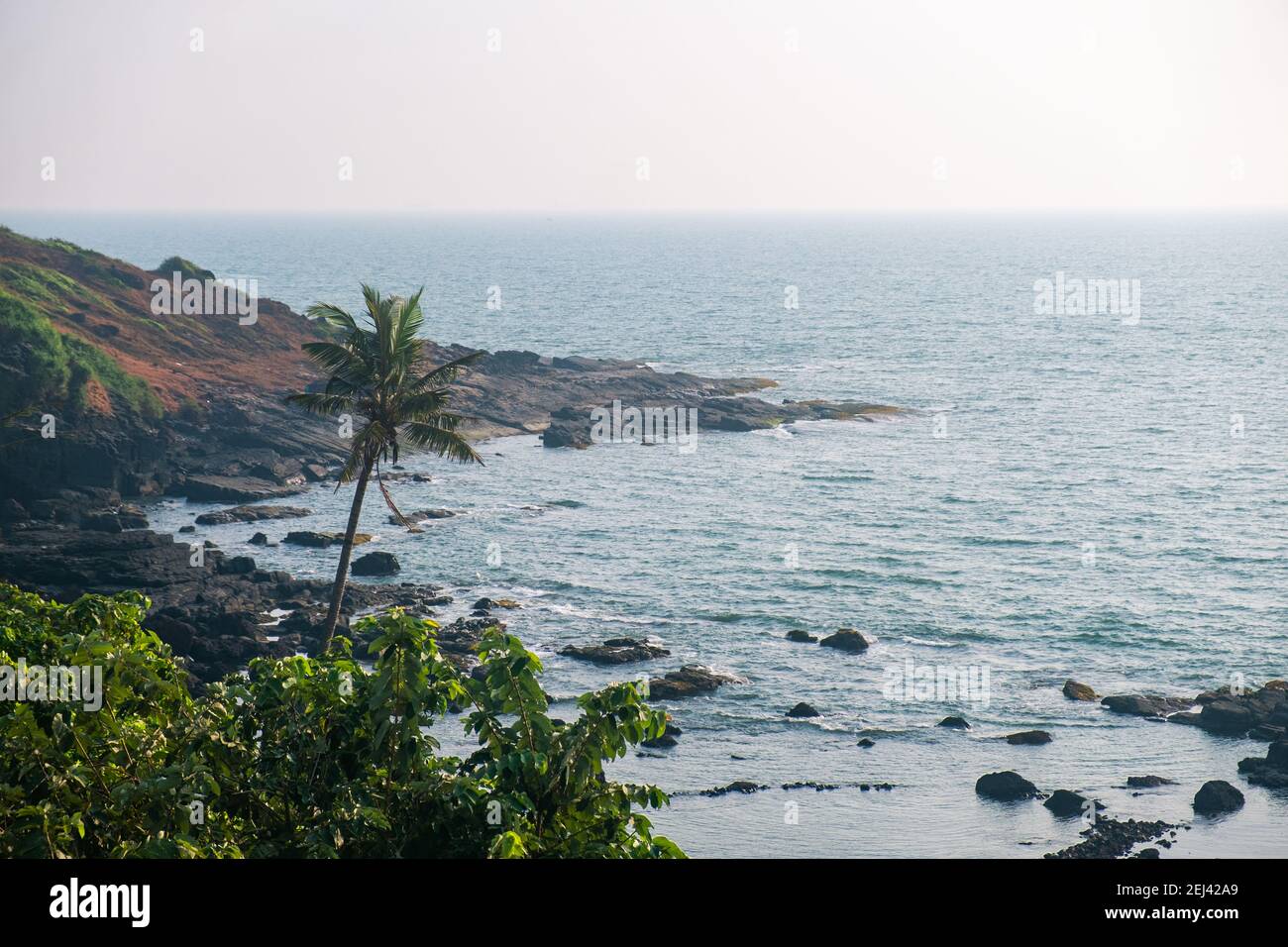 Top Blick auf die Küste des nördlichen Goa, Indien Stockfoto