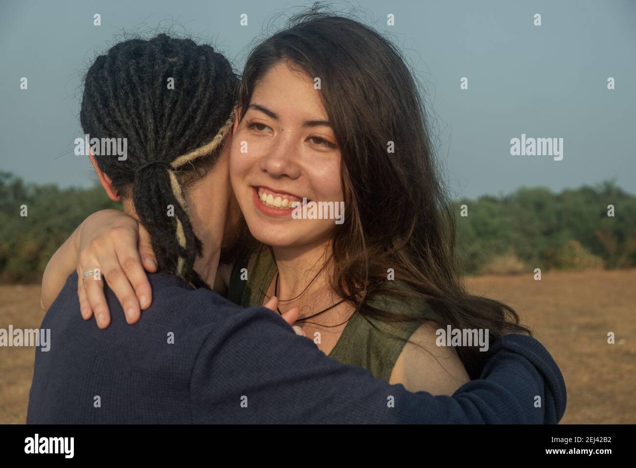 Junge Paare umarmen sich liebevoll an den Stränden von Nord-Goa, Indien Stockfoto