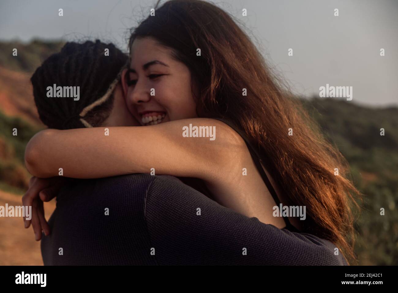 Junge Paare umarmen sich liebevoll an den Stränden von Nord-Goa, Indien Stockfoto