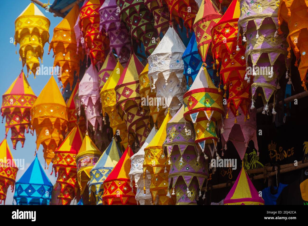 Helles Souvenir und Stoffe in indischer Farbe zum Verkauf Stockfoto