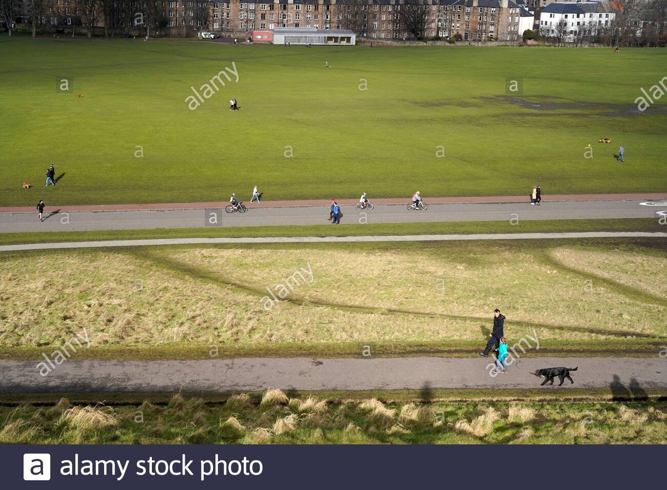 Edinburgh, Schottland, Großbritannien. Februar 2021, 21st. Leute, die die Sonne und die Natur im Holyrood Park und Queens Drive genießen. Kredit: Craig Brown/Alamy Live Nachrichten Stockfoto