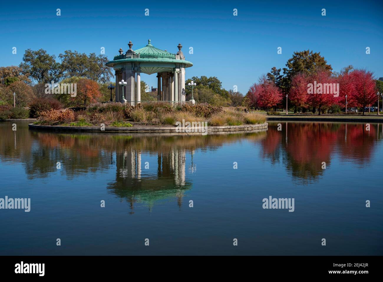 Saint Louis, MO – 30. Oktober 2021; die für die Weltausstellung 1904 erbaute Nathan Frank Memorial Band steht in einem Teich vor Herbstbäumen mit Bl Stockfoto
