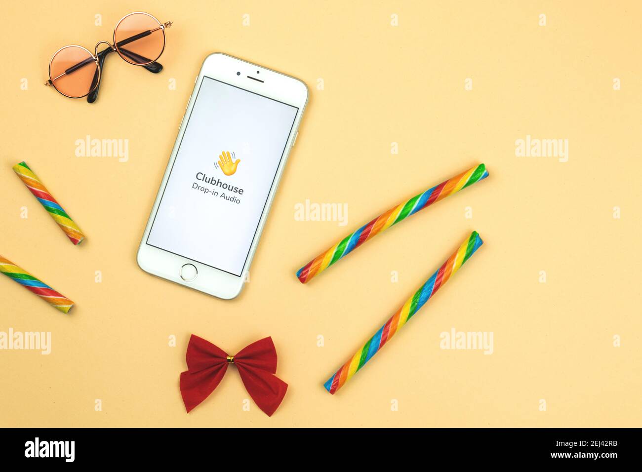 Kharkov, Ukraine - 21. Februar 2021: Clubhaus-App auf dem Bildschirm Apple iPhone, neue Arbeitsbereich Konzept Foto Stockfoto