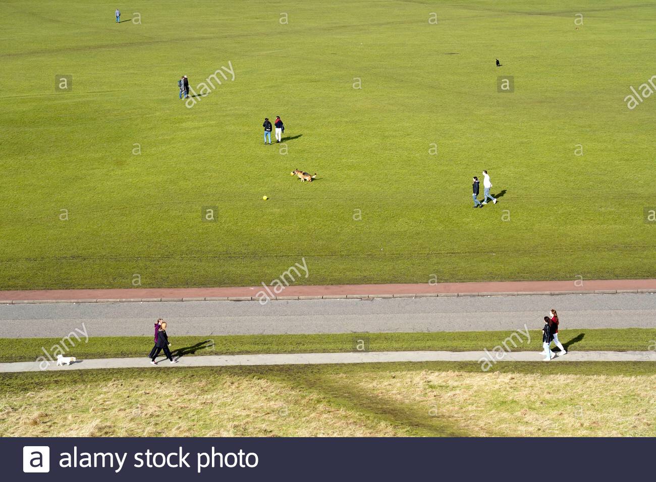 Edinburgh, Schottland, Großbritannien. Februar 2021, 21st. Leute, die die Sonne und die Natur im Holyrood Park und Queens Drive genießen. Kredit: Craig Brown/Alamy Live Nachrichten Stockfoto