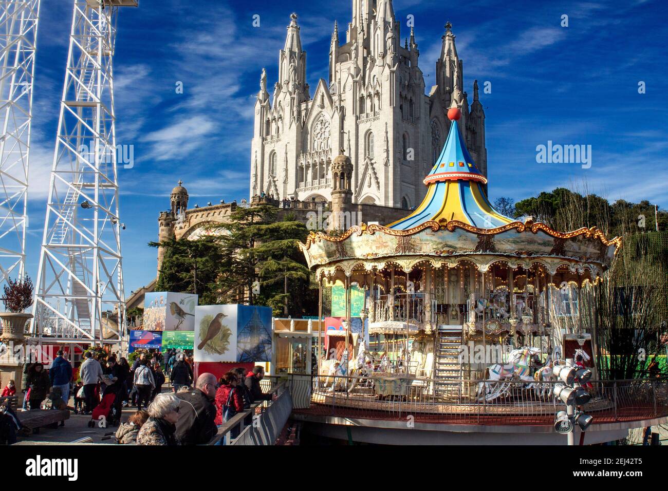 El Parque de Atracciones Tibidabo tiene una superficie aproximada de 70 000 m² y destaca por su situación privilegiada como mirador de Barcelona. Adem Stockfoto