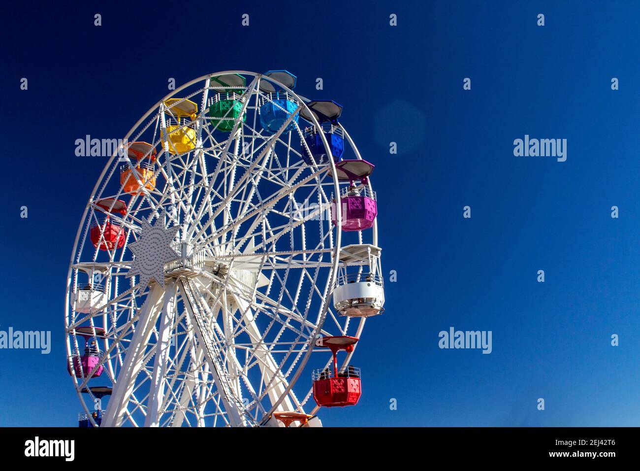 Rueda de Ferris en el Tibidabo con vistas panorámica de Barcelona. Está situado en la zona de acceso gratuito del Parque de Atracciones del Tibidabo Stockfoto