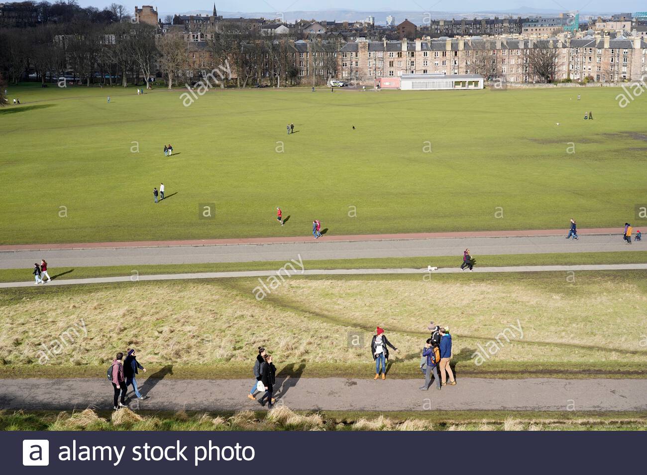 Edinburgh, Schottland, Großbritannien. Februar 2021, 21st. Leute, die die Sonne und die Natur im Holyrood Park und Queens Drive genießen. Kredit: Craig Brown/Alamy Live Nachrichten Stockfoto