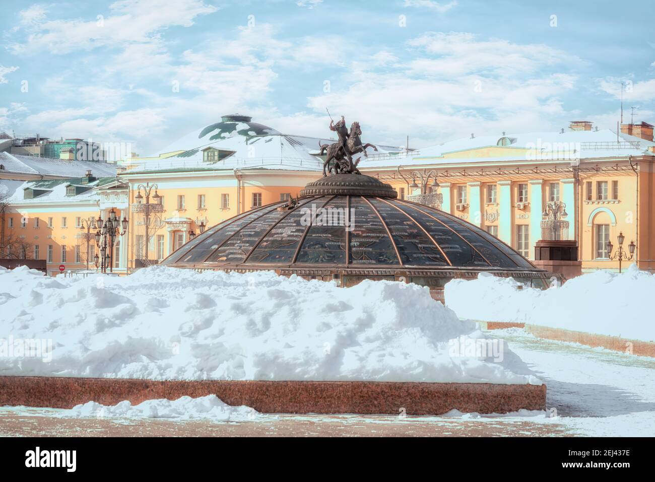 Schneehaufen am Manege Square. Glaskuppel gekrönt von einer Statue des heiligen Georg, heiligen Schutzpatron von Moskau. (Inschrift auf Russisch: Namen berühmter Städte i Stockfoto