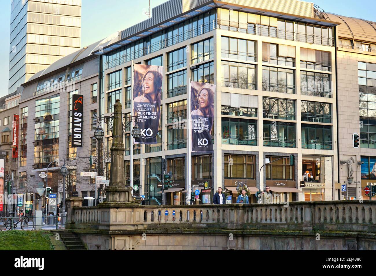 Geschäftsgebäude mit Werbeflagge an der Königsallee in Düsseldorf, einer der führenden gehobenen Einkaufsstraßen Europas. Stockfoto