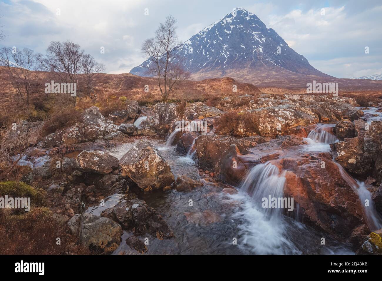 Dramatische Landschaft des berühmten Buachaille Etiv Mor und River Coupall Wasserfall in Glencoe in den schottischen Highlands. Stockfoto