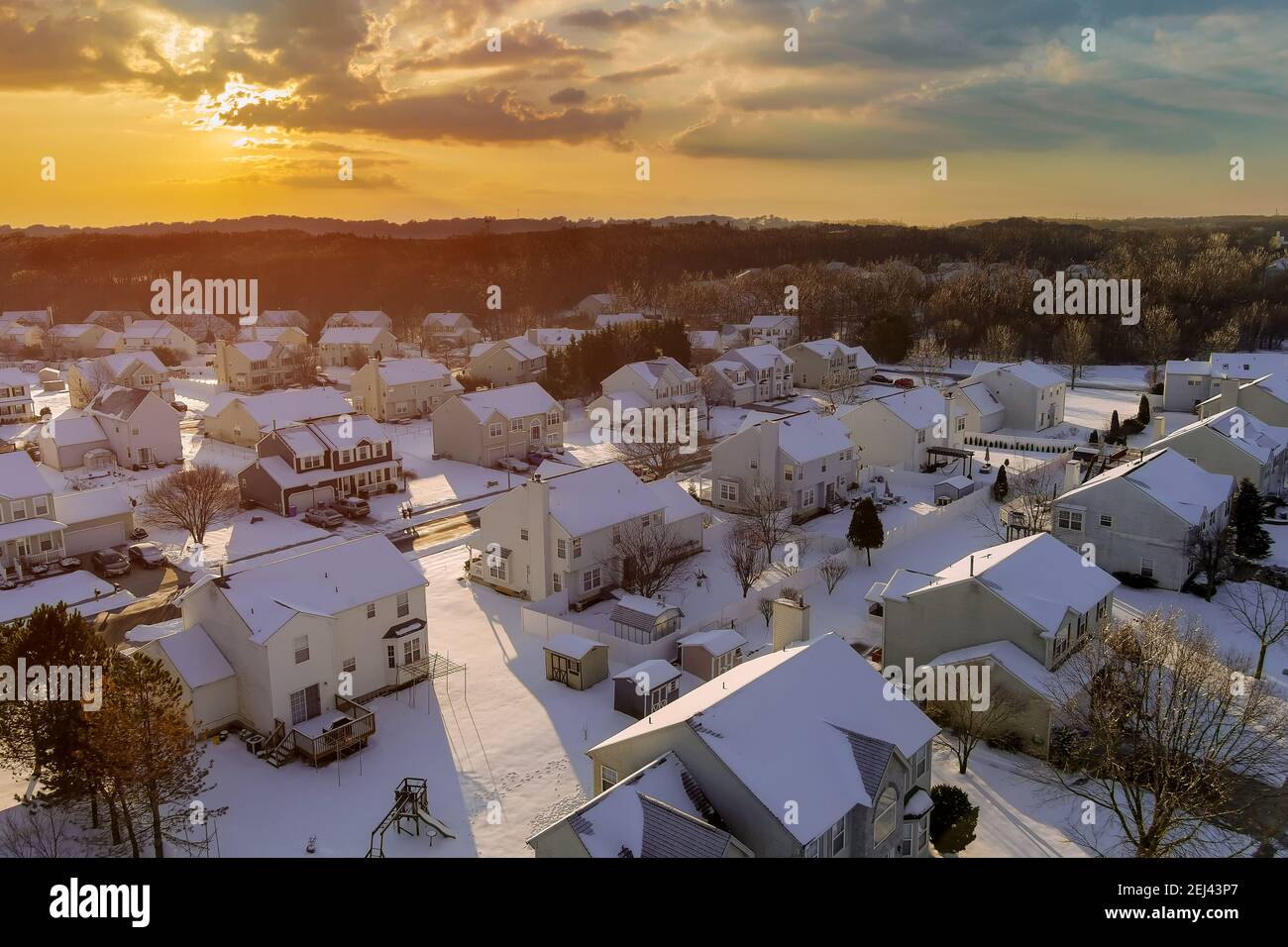 Amerikanische Vorstadt in kleinen Stadthäusern und Straßen ein nach Der verschneite Tag friedliche Landschaft erstaunliche Wintersaison Schneelandschaft Bei Sonnenuntergang Stockfoto