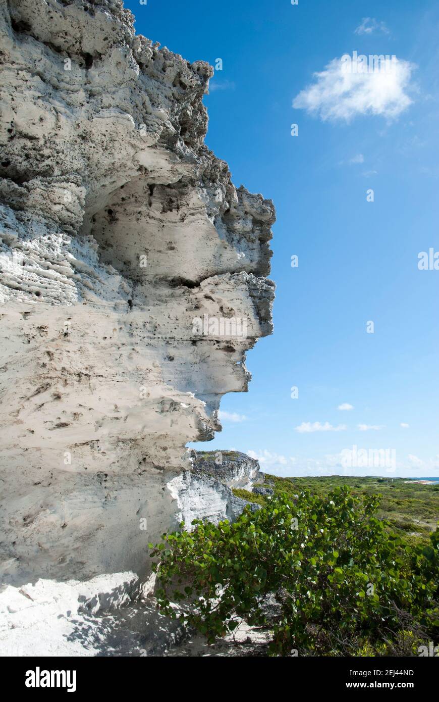 Die erodierte Felsformation mit Blick auf die Küste der Grand Turk Insel (Turks- und Caicos-Inseln). Stockfoto