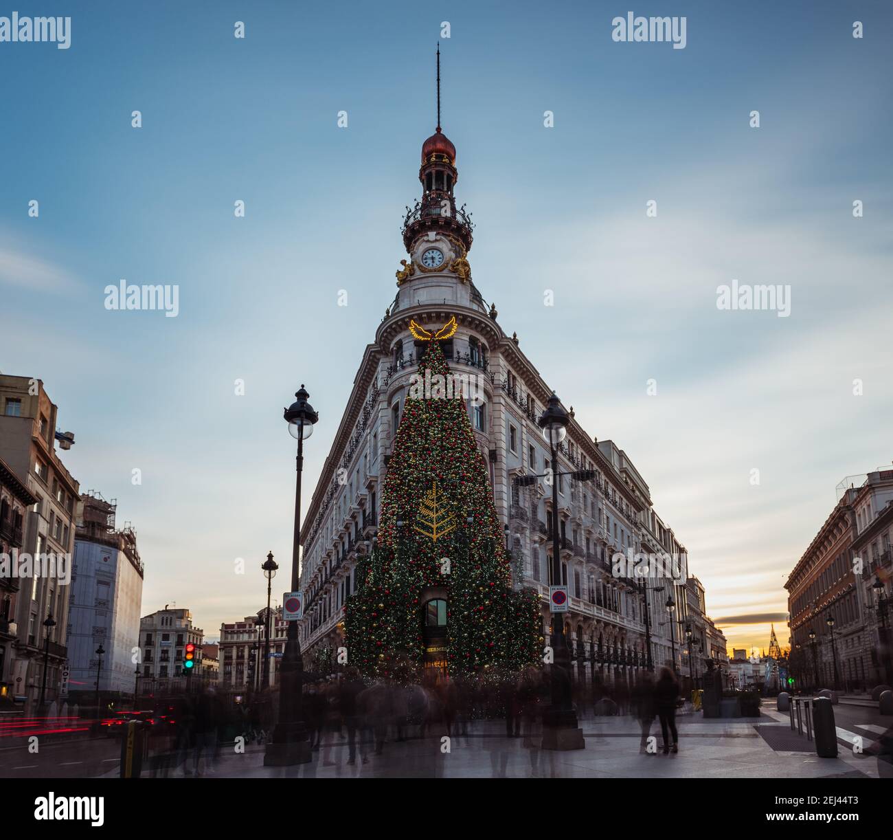 MADRID - 27. DEZEMBER 2020: Weitwinkelansicht des kürzlich renovierten Centro Canalejas Komplexes in Madrid, beleuchtet von der Weihnachtsdekoration im Stockfoto