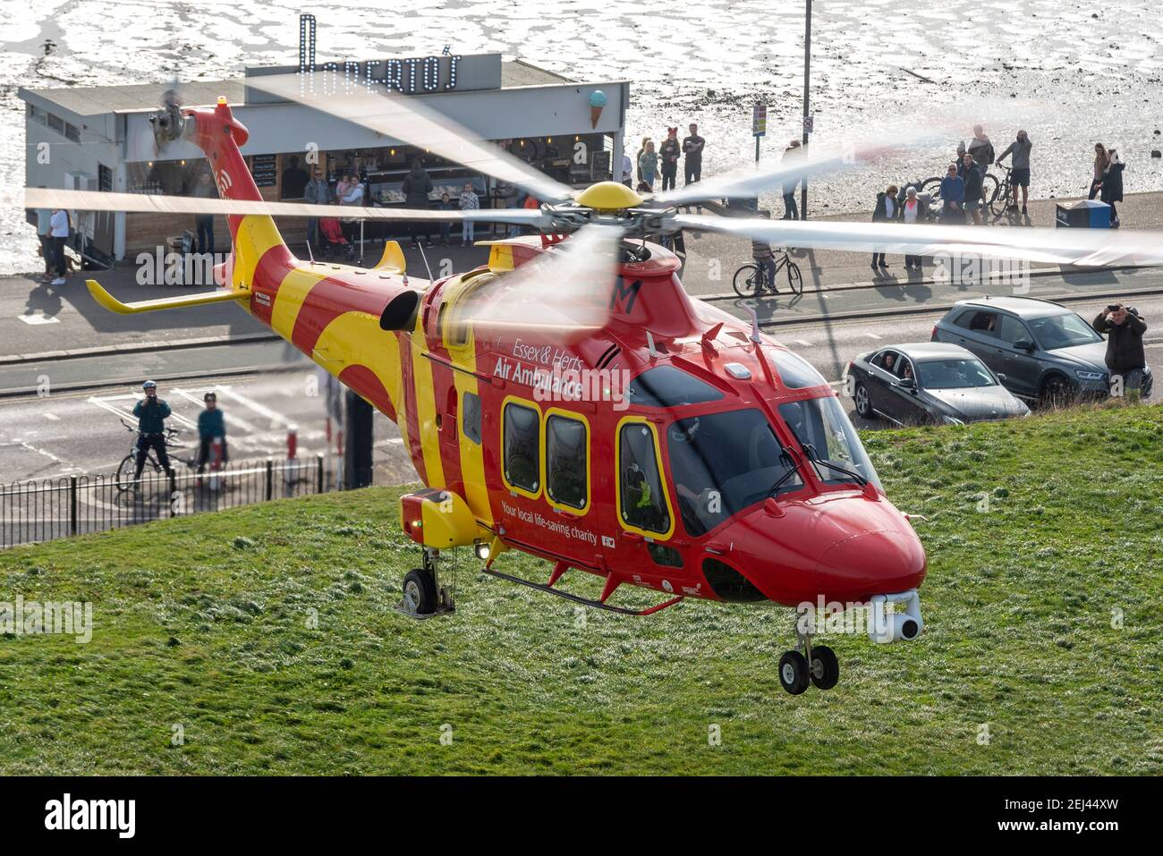 Southend on Sea, Essex, Großbritannien. Februar 2021, 21st. Die Essex & Herts Air Ambulance AgustaWestland AW169 Helikopterregistrierung G-HHEM landete auf den Cliff Gardens oberhalb der Western Esplanade an der Küste von Southend. Es zog Leute an, die das ungewöhnlich warme und sonnige Wetter genossen Stockfoto