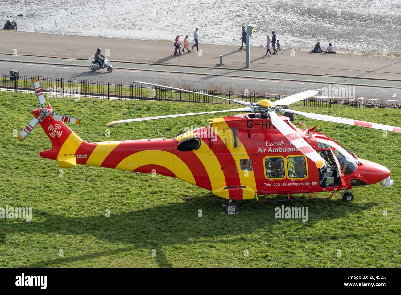 Southend on Sea, Essex, Großbritannien. Februar 2021, 21st. Die Essex & Herts Air Ambulance AgustaWestland AW169 Helikopterregistrierung G-HHEM landete auf den Cliff Gardens oberhalb der Western Esplanade an der Küste von Southend. Es zog Leute an, die das ungewöhnlich warme und sonnige Wetter genossen Stockfoto