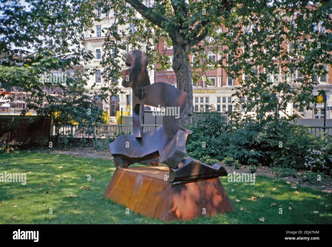 Eine Metallskulptur aus dem Jahr 1989, ‘Wrestlers’, von Allen Jones, City of London, London, England, Großbritannien 1993. Dies war Teil der ‘Art in the City’ von 1993 und zielte darauf ab, Skulpturen zwischen den Grünflächen und der unverwechselbaren Architektur der City of London zu setzen. Allen Jones (geb. 1937) ist vor allem für seine Arbeiten in der britischen Pop-Art-Bewegung der späten 1960er Jahre bekannt, darunter Lithographie, Malerei, Zeichnung und Skulptur – eine Vintage-Fotografie der 1990er Jahre. Stockfoto