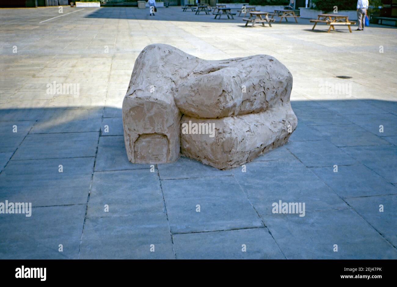 Eine Skulptur aus dem Jahr 1993, Teil einer Arbeit namens ‘man’, auf dem Paternoster Square, City of London, England, UK 1993. An der vor Ort gebauten Skulptur arbeiteten die Bildhauer Alexander Macgregor und Richard Clark zusammen. Dies war Teil der ‘Art in the City’ von 1993 und zielte darauf ab, Skulpturen zwischen den Grünflächen und der unverwechselbaren Architektur der City of London zu setzen. Stockfoto