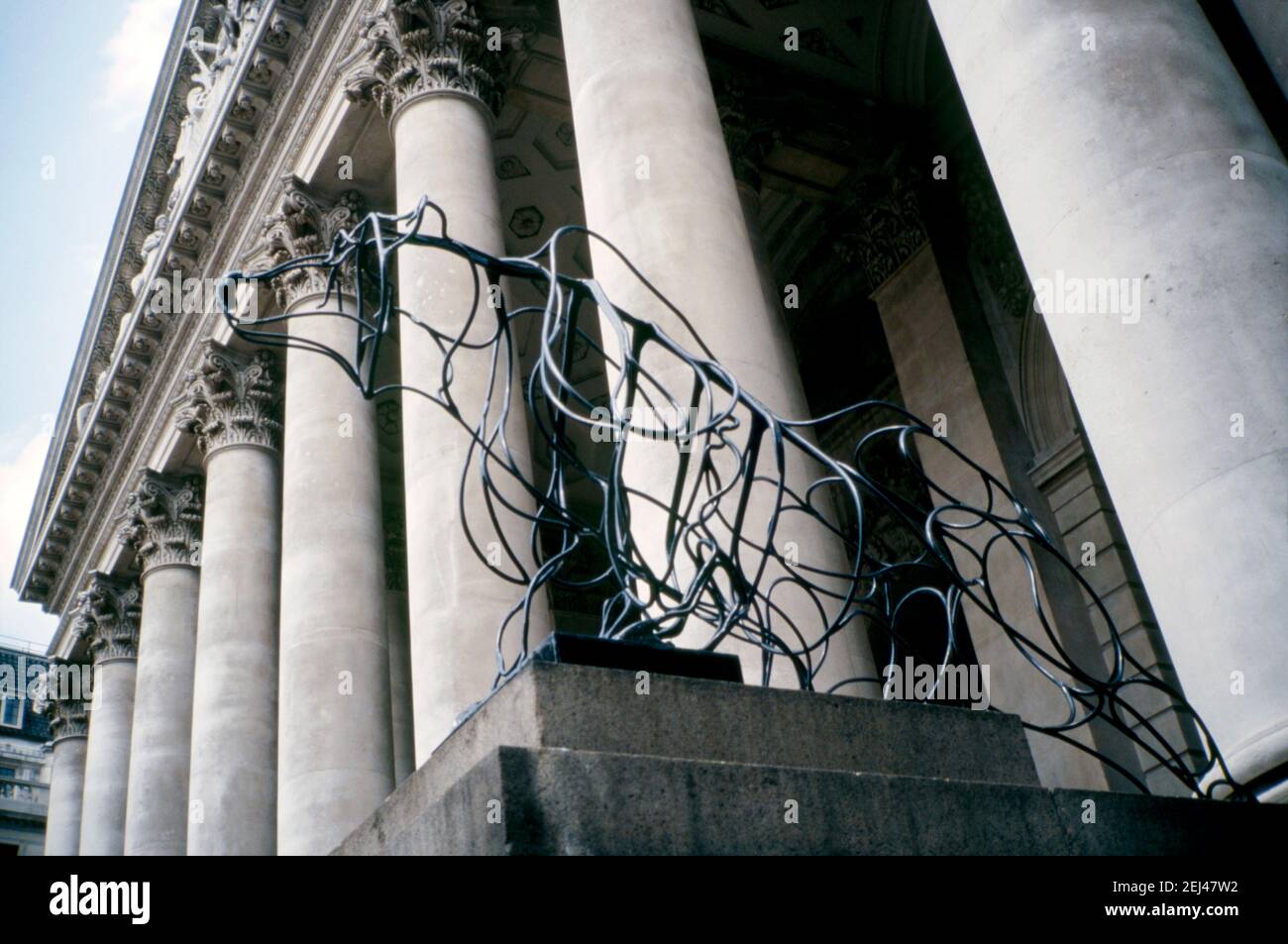 Eine Stahlskulptur von 1993, Marcel Baettigs ‘Bär’, in der City of London, England, UK 1993. Dies war Teil der ‘Art in the City’ von 1993 und zielte darauf ab, Skulpturen zwischen den Grünflächen und der unverwechselbaren Architektur der City of London zu setzen. Sowohl die Worte Bull als auch Bear sind Worte, die eng mit dem Londoner Aktienmarkt verbunden sind. Marcel Baettig gründete ‘das Sozialunternehmen 1995 Bow Arts’ und schuf damit ein nachhaltiges Modell zur Unterstützung von Künstlern und Kunstvermittlung. Stockfoto