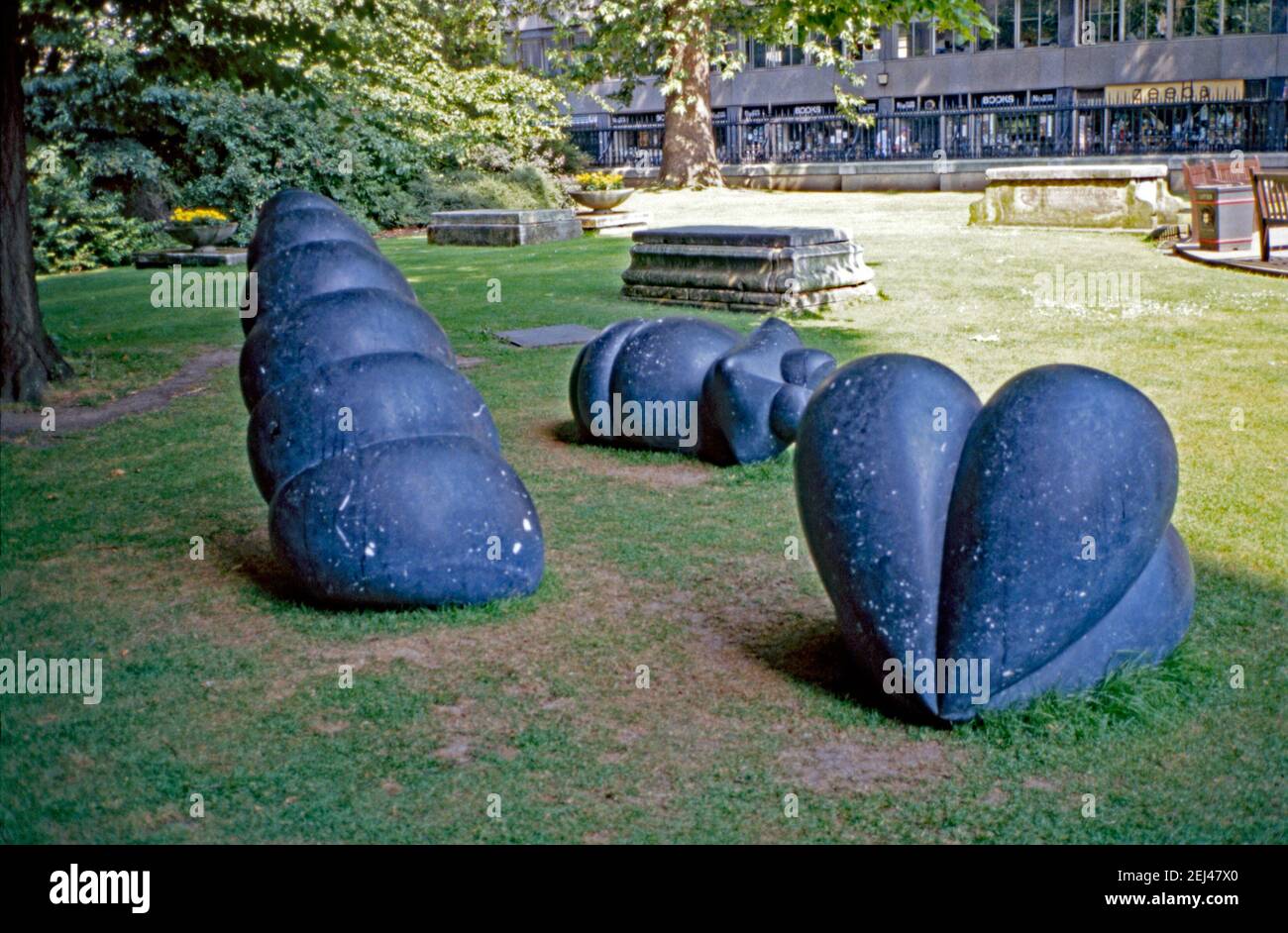 Eine Skulptur aus dem Jahr 1988, Peter Randall-Pages ‘Still Life’, in einem Kirchhof in der City of London, England, UK 1993. Dies war Teil der ‘Art in the City’ von 1993 und zielte darauf ab, Skulpturen zwischen den Grünflächen und der unverwechselbaren Architektur der City of London zu setzen. Peter Randall-Page (b 1954) hat sich durch seine Skulpturen, Zeichnungen und Druckgrafiken einen internationalen Ruf erarbeitet. Stockfoto