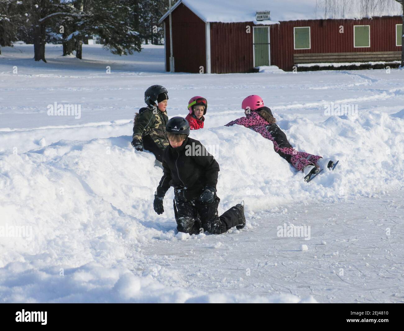 KINDER SPIELEN IM SCHNEE Stockfoto