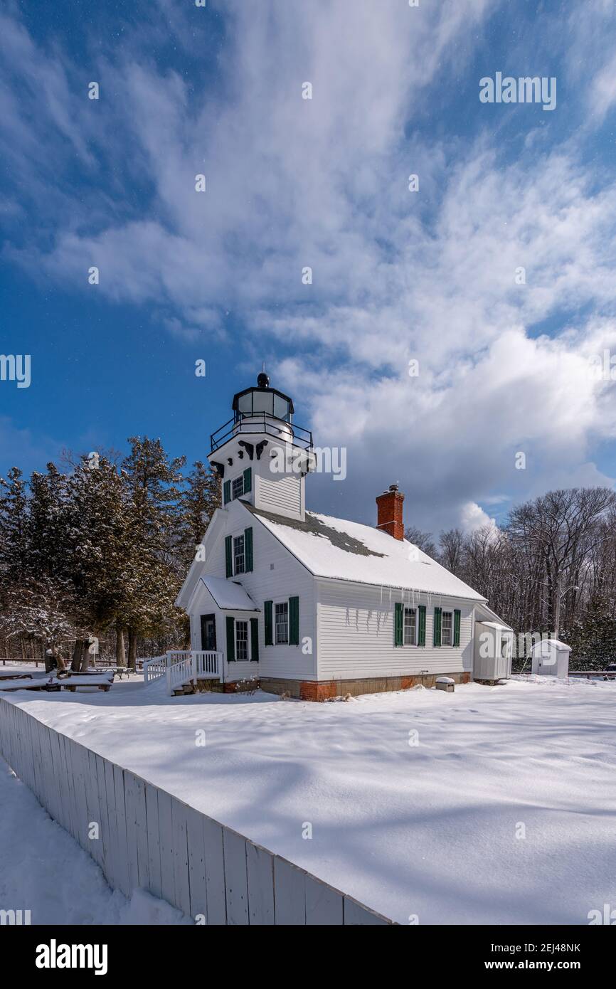 Sehr leichter Schnee fällt auf den 150 Jahre alten Old Mission Point Leuchtturm mit neuen Rollläden im Jahr 2020 installiert, dass Sind repräsentativ für die Fensterläden i Stockfoto