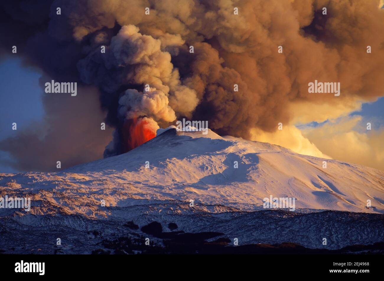 Ätna Vulkan Eruption von Sizilien Natur Wahrzeichen, vom Gipfelkrater eine Spalte von Rauch und rote Lavaexplosion - 16. februar 2021 Stockfoto