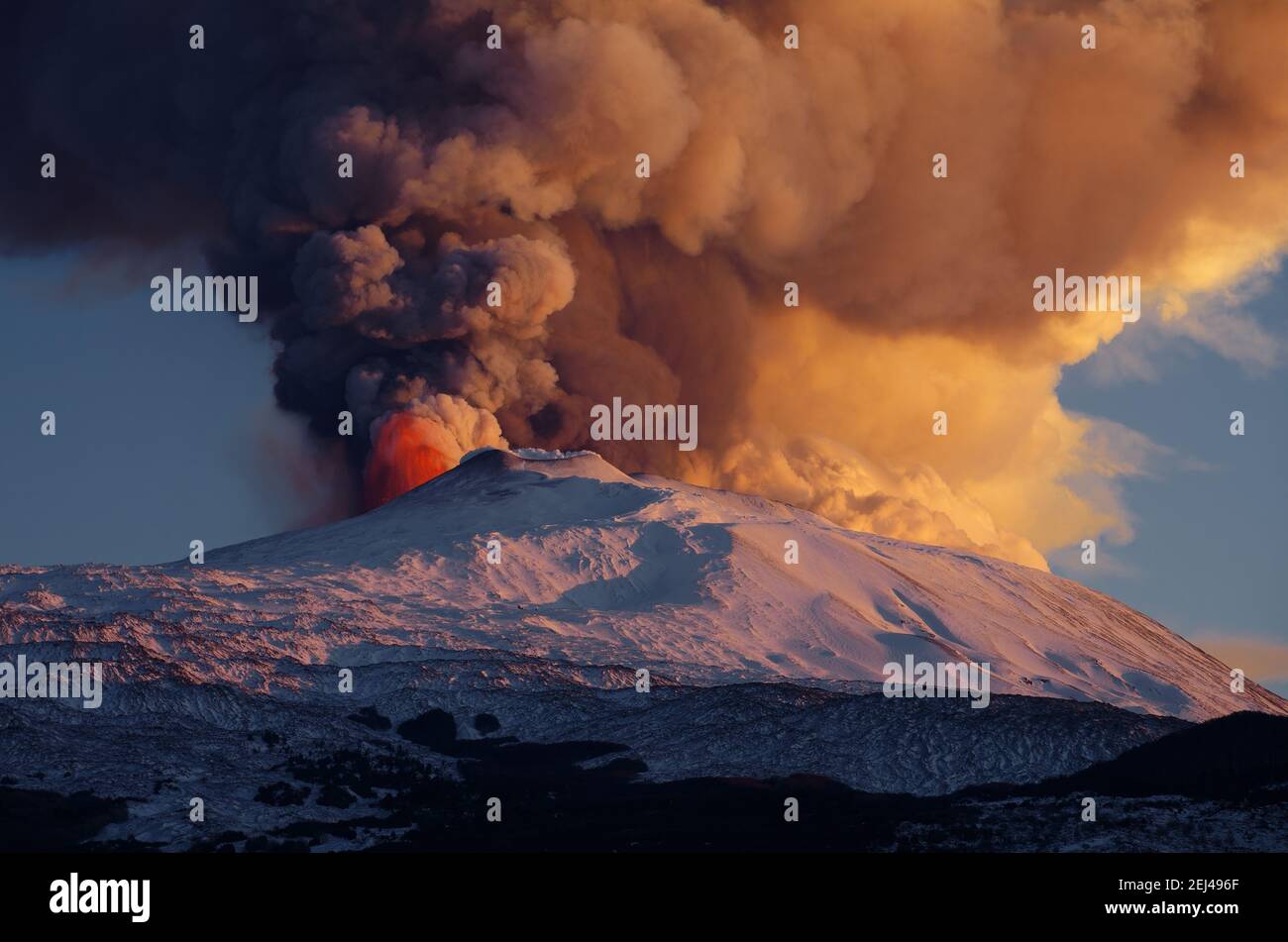 Ätna Vulkan Eruption von Sizilien Natur Wahrzeichen, vom Gipfelkrater eine Spalte von Rauch und rote Lavaexplosion - 16. februar 2021 Stockfoto