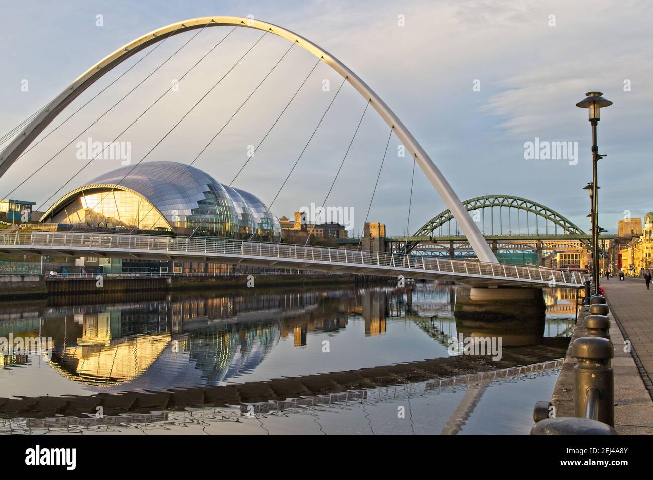 Die Gateshead Millennium Bridge, das Sage Center und die Tyne Bridge wurden am frühen Morgen von Newcastles Quayside in Tyne and Wear, Großbritannien, eingefangen Stockfoto