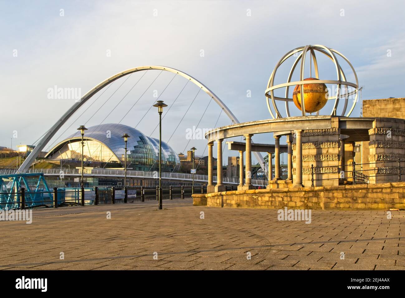 Der Swirle Pavillion steht auf Newcastles berühmter Quayside. Am frühen Morgen mit der Gateshead Millennium Bridge und dem Sage Center im Hintergrund festgehalten Stockfoto