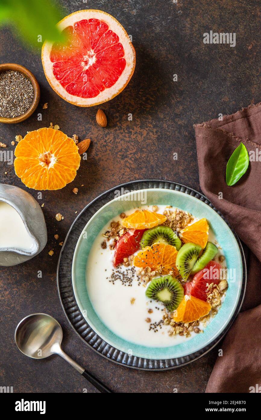 Gesundes Frühstück. Schüssel mit hausgemachtem Müsli mit Joghurt ...
