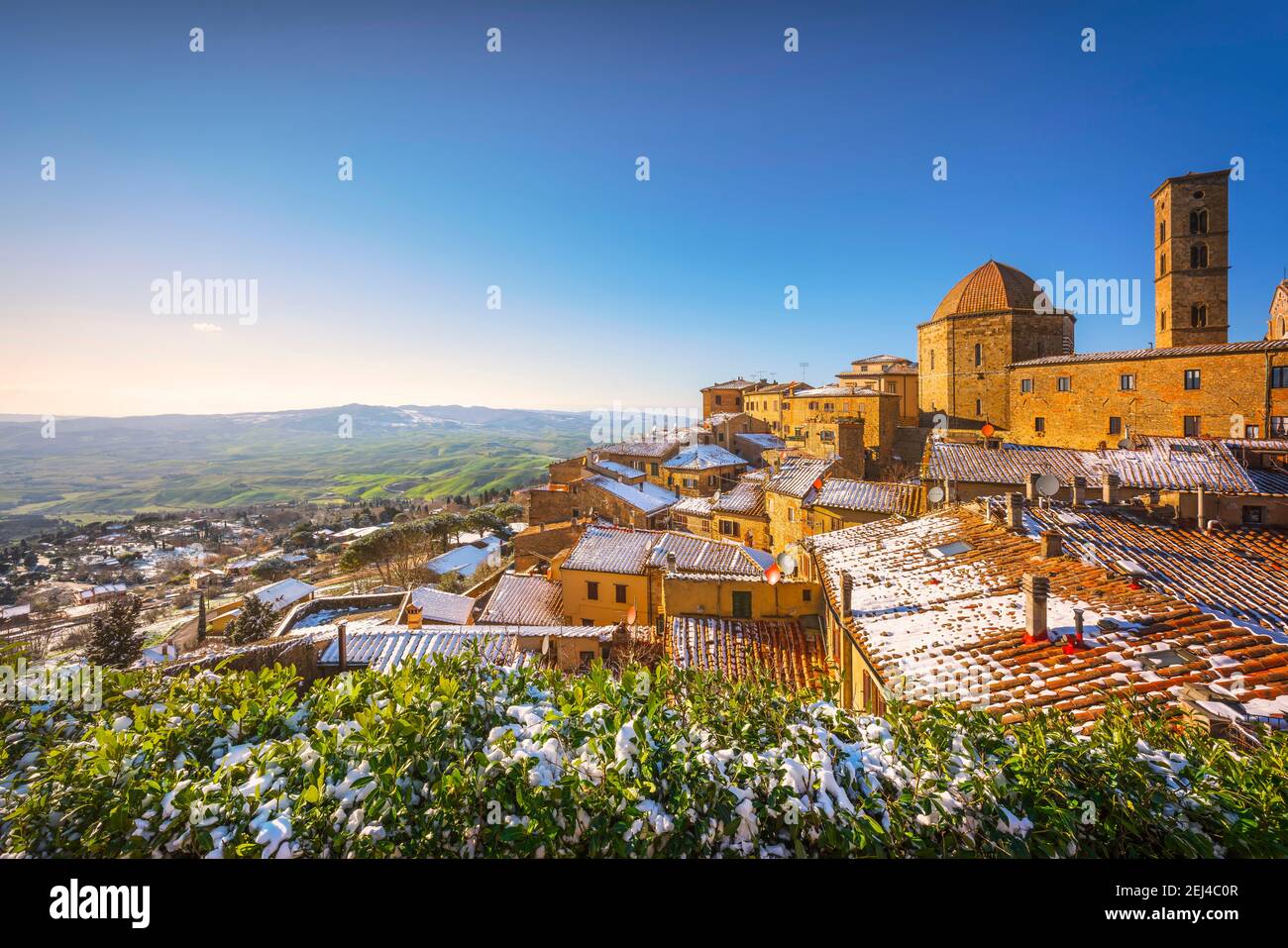 Volterra verschneite Stadt im Winter bei Sonnenuntergang. Pisa Provinz, Toskana, Italien, Europa. Stockfoto