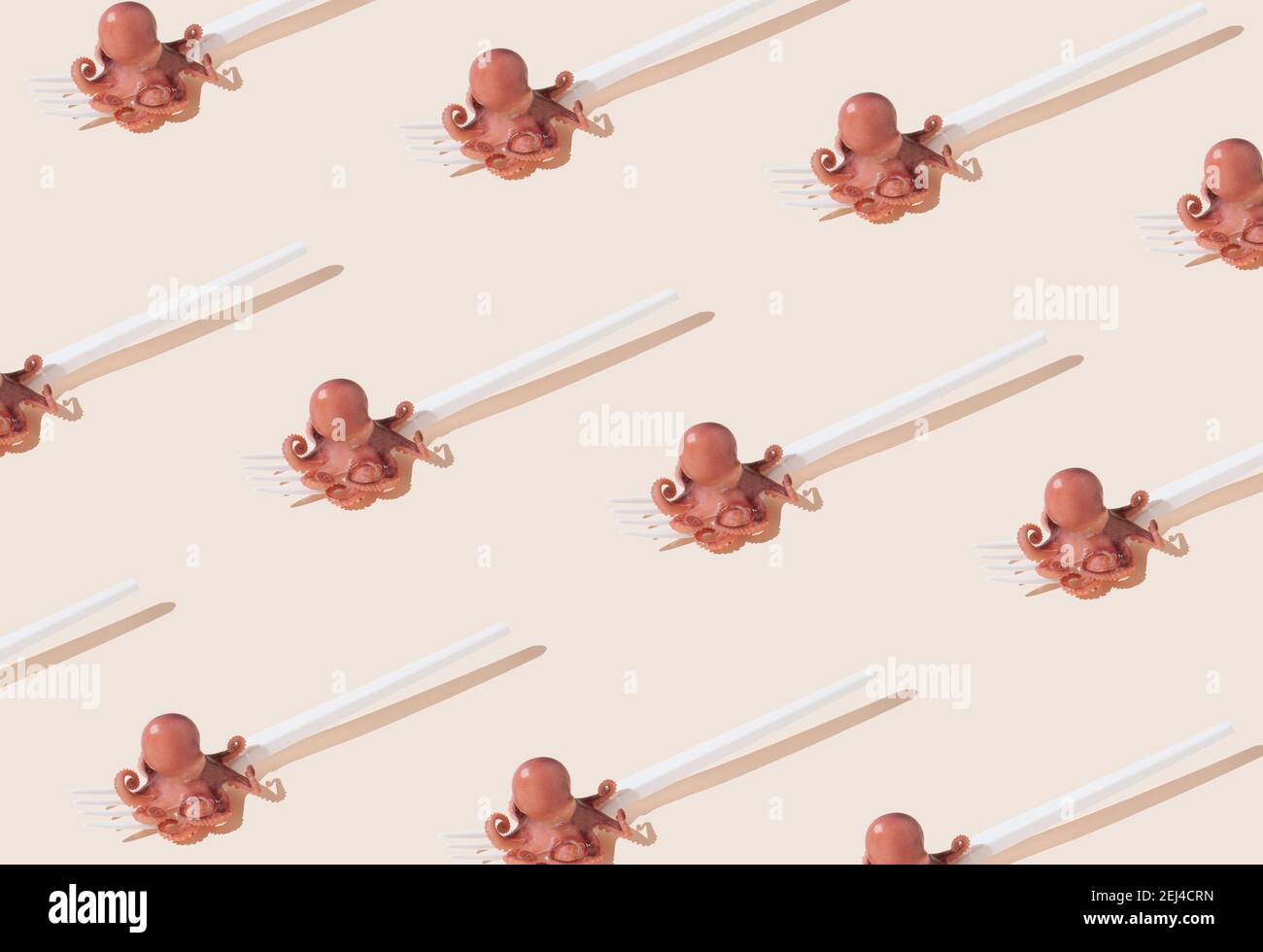 Kreatives Muster mit rosa Babyoktopusse in den Kunststoff-Löffeln auf weichem pastellbeigen Hintergrund gemacht. Minimales Konzept mit Sonneneinleuchtung. Stockfoto