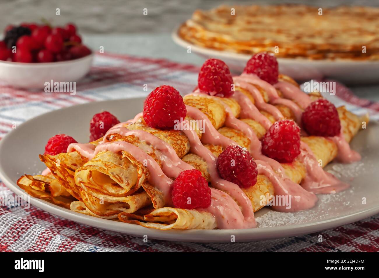 Köstliche gebackene Pfannkuchen mit Joghurt und frischen Himbeeren Stockfoto