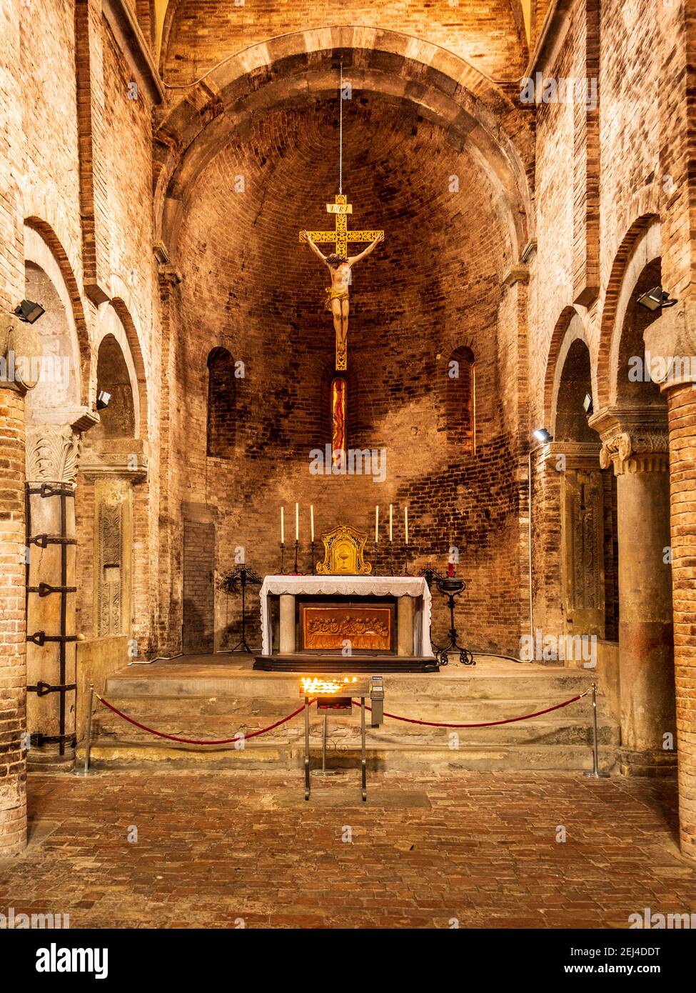 Altar in der Basilika von Santo Stefano, Basilica di Santo Stefano, St.-Stephans-Basilika - Komplex von sieben Kirchen im Zentrum von Bologna, aus dem Jahr C5th Stockfoto