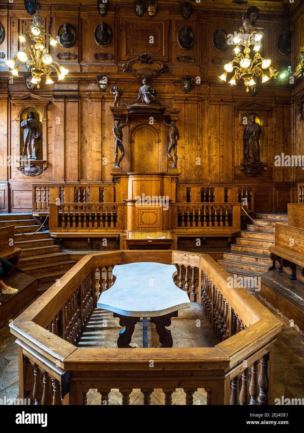 Teatro Anatomico Bologna Italien - das anatomische Theater des Archiginnasio - gebaut 1636-68, für Anatomievorträge an der medizinischen Schule Bologna verwendet. Stockfoto