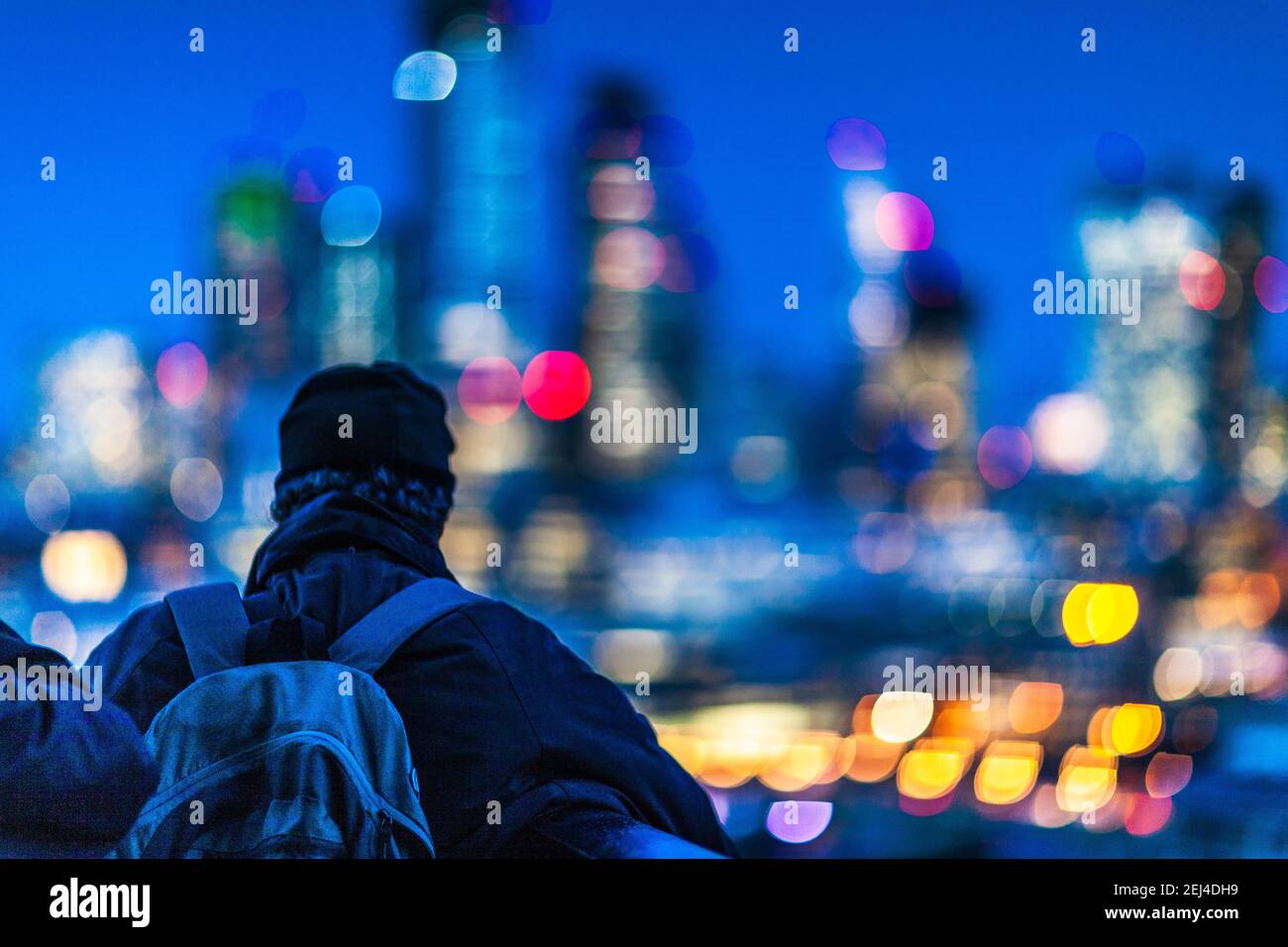 London Bokeh - Blurred Lights City of London Lichter bei Nacht - Touristen sehen und fotografieren das Finanzviertel der City of London bei Nacht. Stockfoto