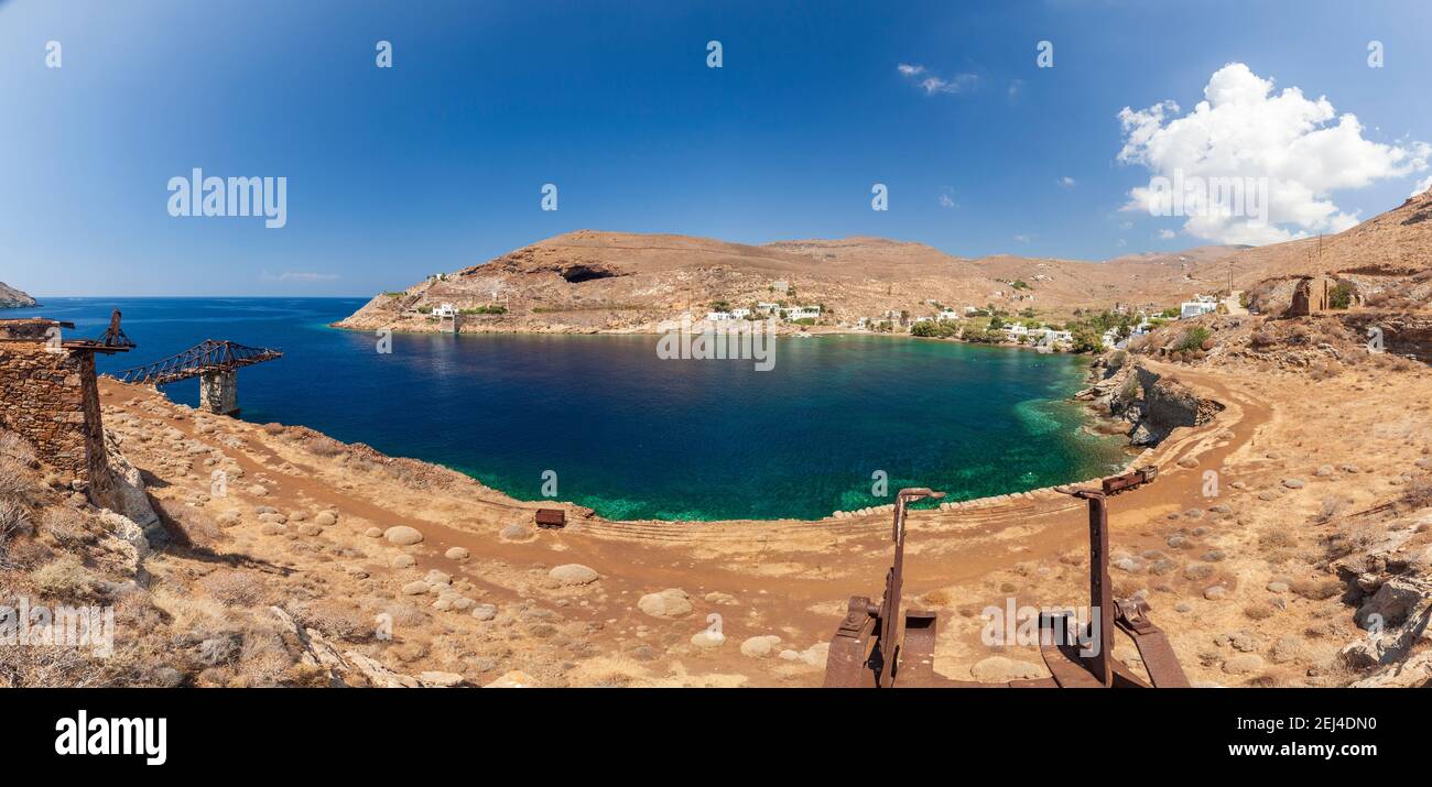 Griechenland, Serifos Insel, Mega Livadi Dorf. Links eine alte, verlassene 'Brigde' oder 'Leiter', die zum Verladen von Mineralien auf Schiffe verwendet wird. Stockfoto