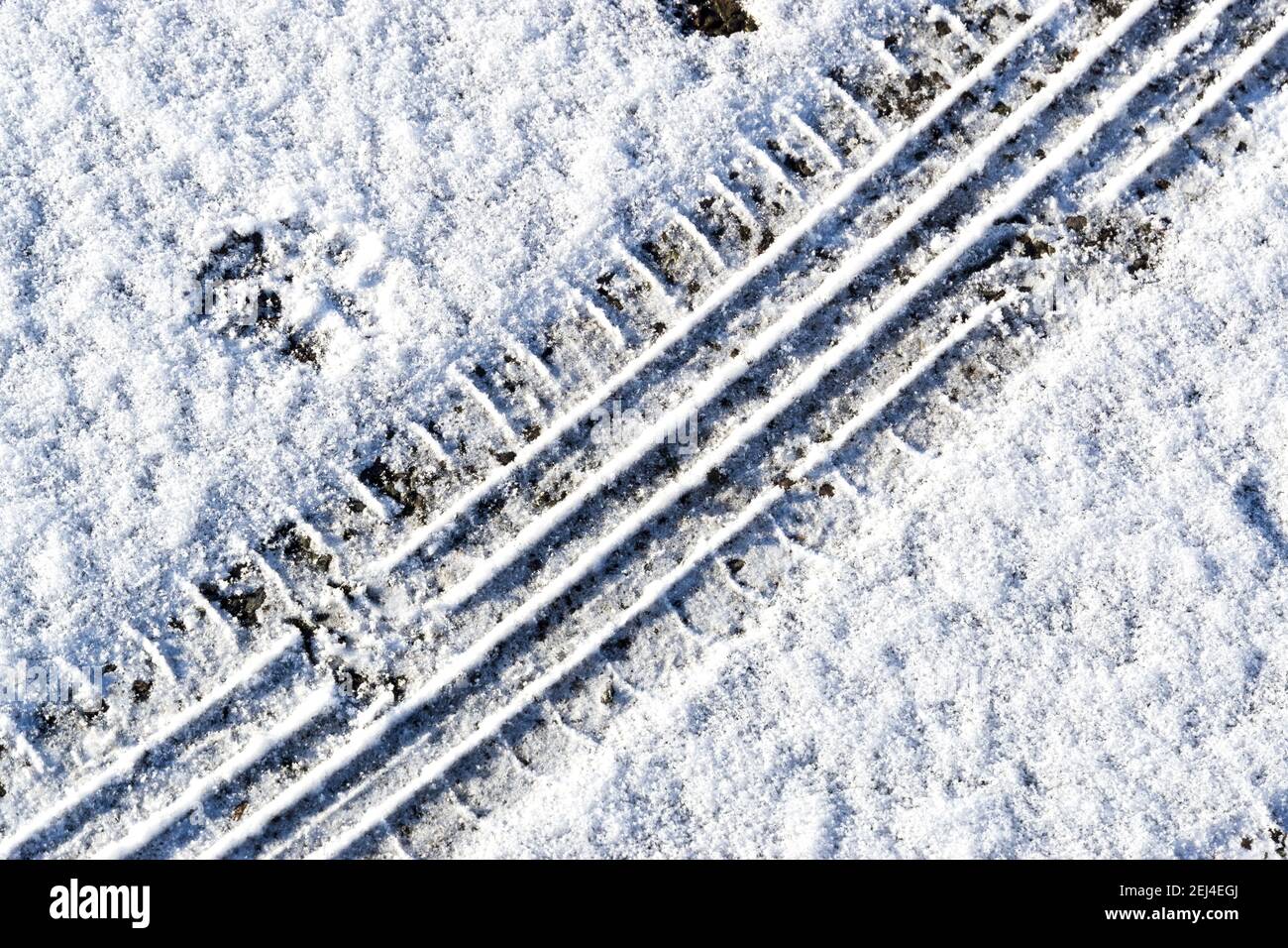 Reifenpanne in leichter Schneedecke Stockfoto