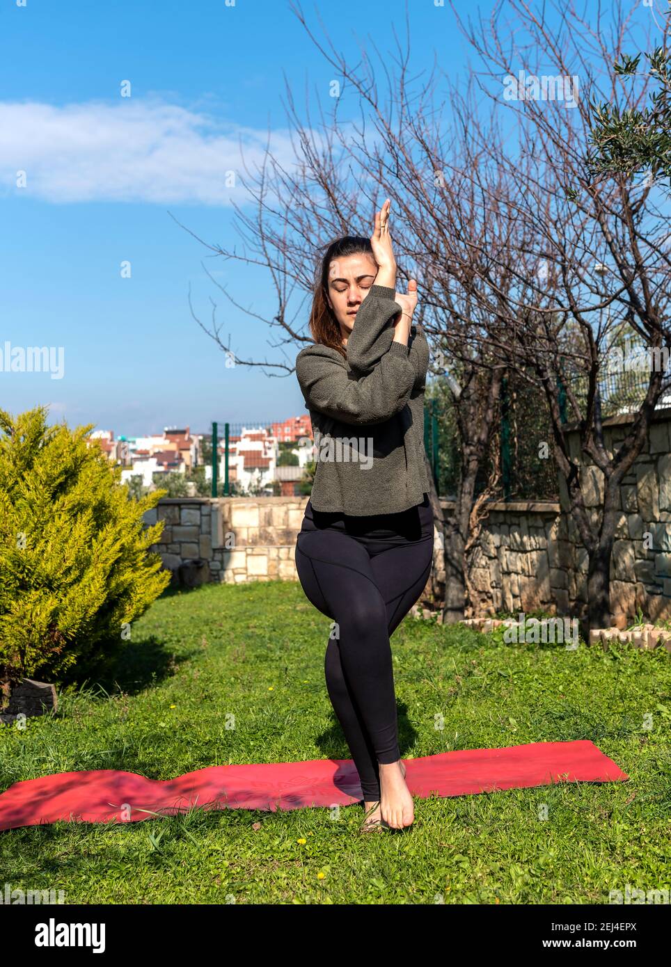 Mädchen tun Yoga zu Hause für gesunden Körper und Seele Stockfoto