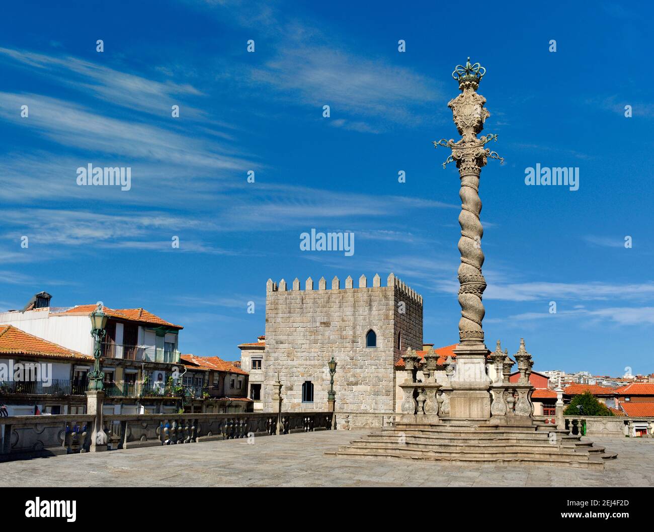 Portugal, Porto, die reich verzierte Säule oder Pranger (pelourinho) auf dem Domplatz - das Terreiro da Sé - mit einem restaurierten mittelalterlichen Turm Stockfoto