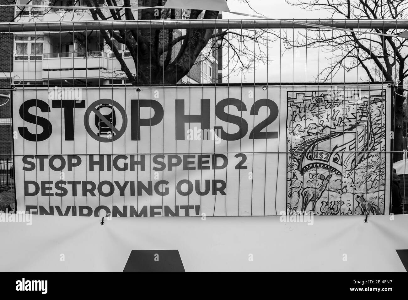 ISLINGTON, LONDON, ENGLAND - 18. November 2021: STOP HS2 Schild am Dixon Clark Court, wo Menschen gegen die Zerstörung von sieben 50-jährigen protestieren Stockfoto