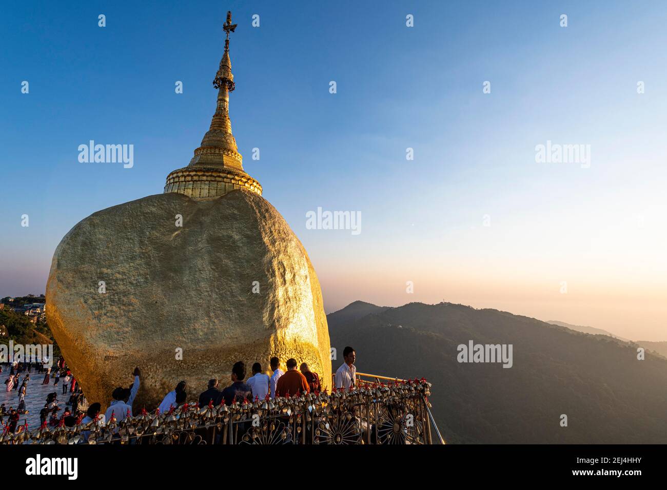 Gebete an der Kyaiktiyo-Pagode, goldenem Felsen, Mon-Staat, Myanmar Stockfoto