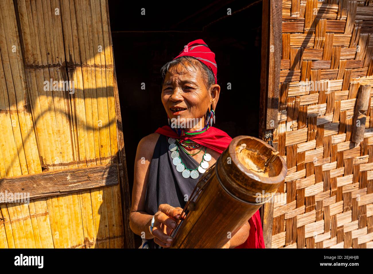 Alte Kayah Frau spielt lokale Instrument, Kayah Dorf, Loikaw Gegend, Kayah Staat, Myanmar Stockfoto
