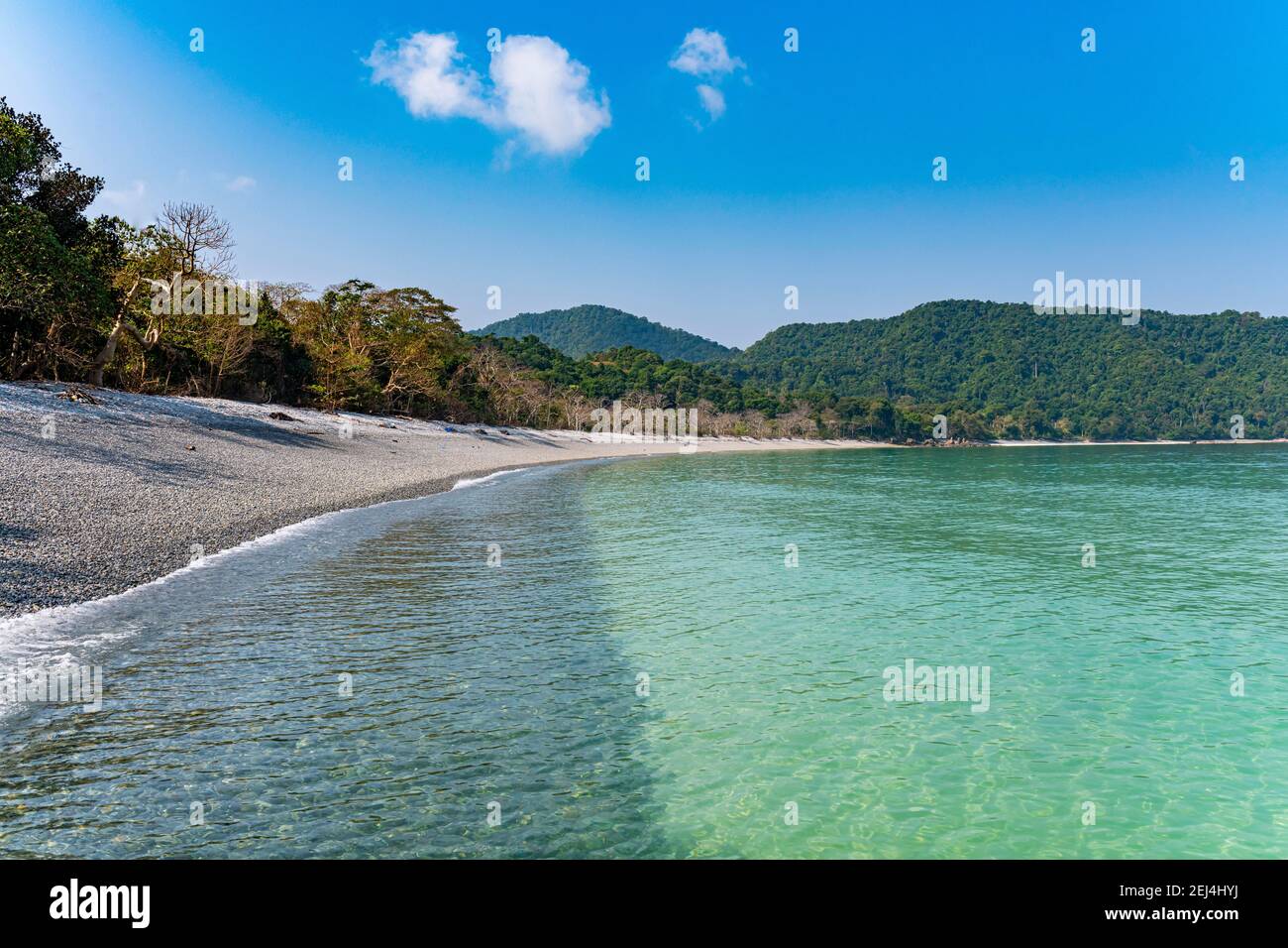 Klares Wasser und ein schöner Strand auf Smart Island, Mergui oder Myeik Archipel, Myanmar Stockfoto